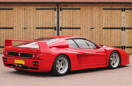Siêu xe Ferrari bị chủ nhân bỏ rơi nằm dầm sương dãi nắng suốt 17 năm