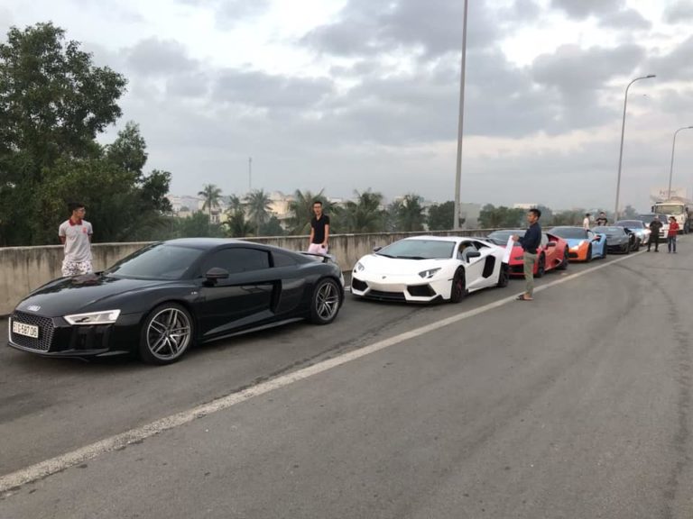 Đại gia Việt gắn chữ “Fake taxi” lên cửa nhiều siêu xe - Sieuxevietnam