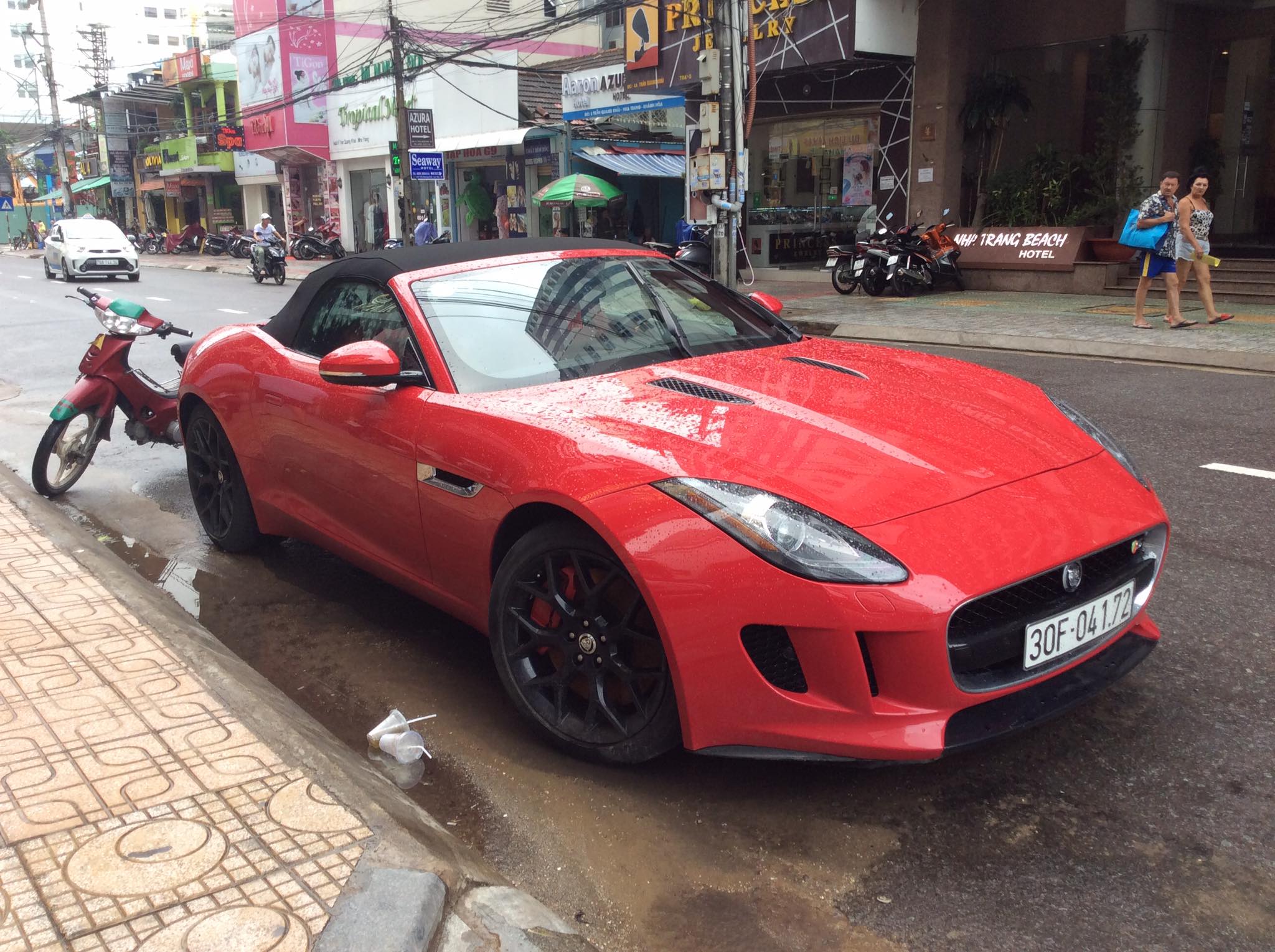 Xế khủng Jaguar FType R mui trần ở phố biển Nha Trang