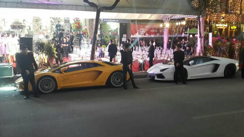 Vệ sĩ đứng bảo vệ cặp Lamborghini 80 tỷ cả tối - Sieuxevietnam
