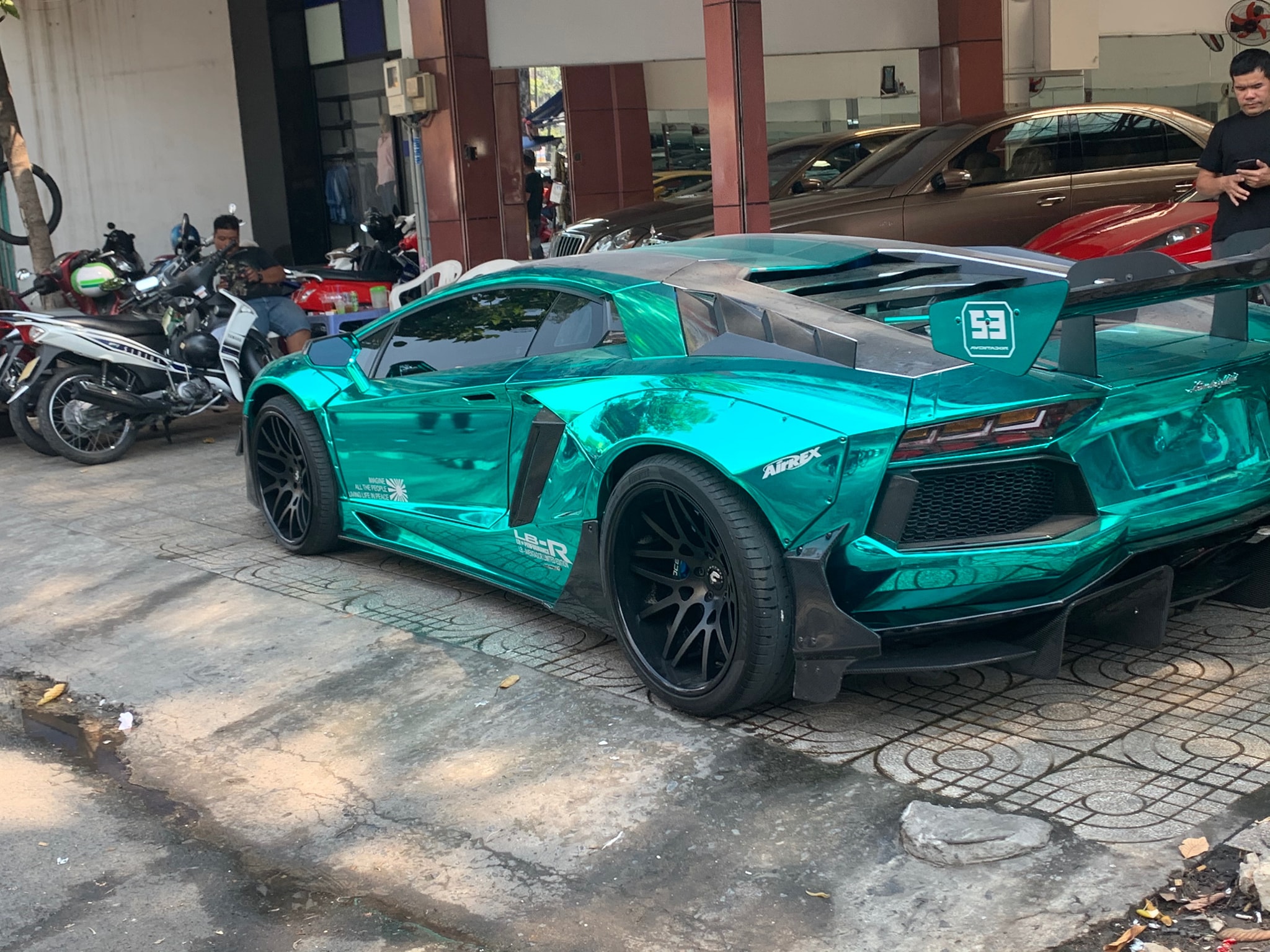 Lamborghini Aventador độ độc đáo với chrome xanh ở Sài Gòn gây chú ý giới chơi xe Việt Nam. Sau khi độ xe đang được bán ở Sài Gòn tại một showroom siêu xe độc đáo nhất.