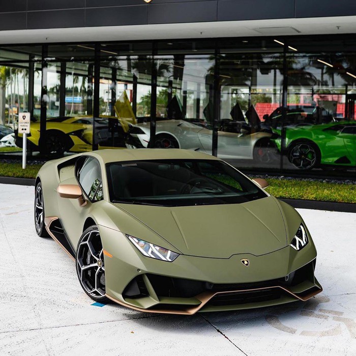 siêu xe màu quân đội Lamborghini