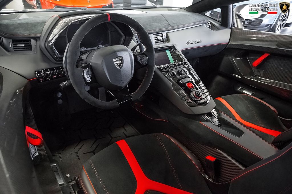 Cảm giác lái siêu xe Lamborghini Aventador