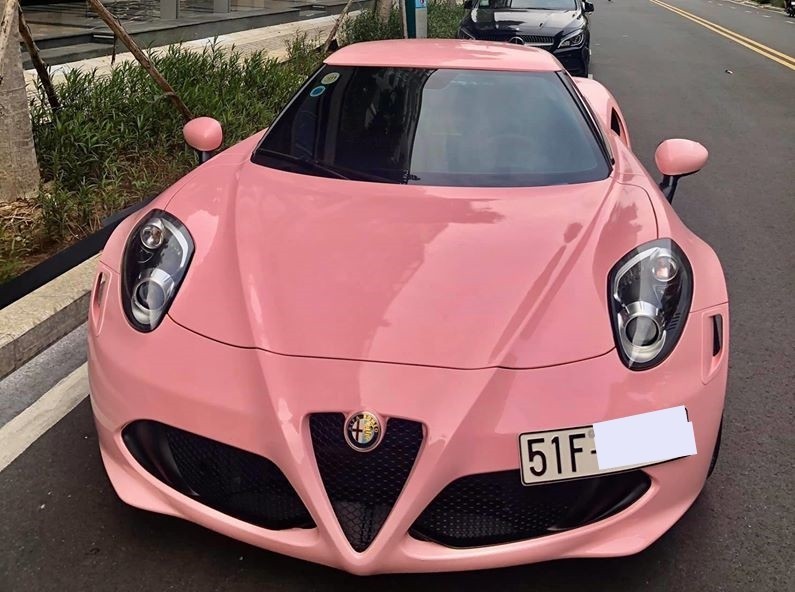 Siêu xe màu hồng romeo?